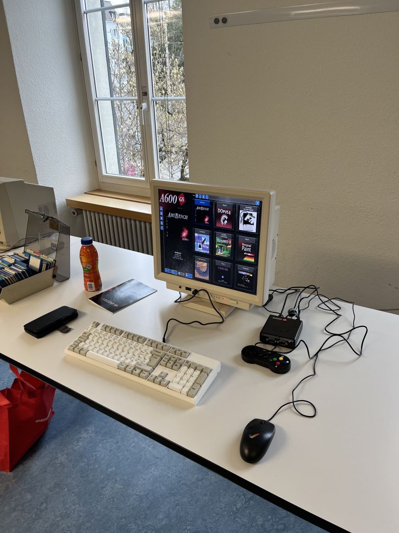 Der A600GS angeschlossen an einem Checkmate Retro Monitor.
