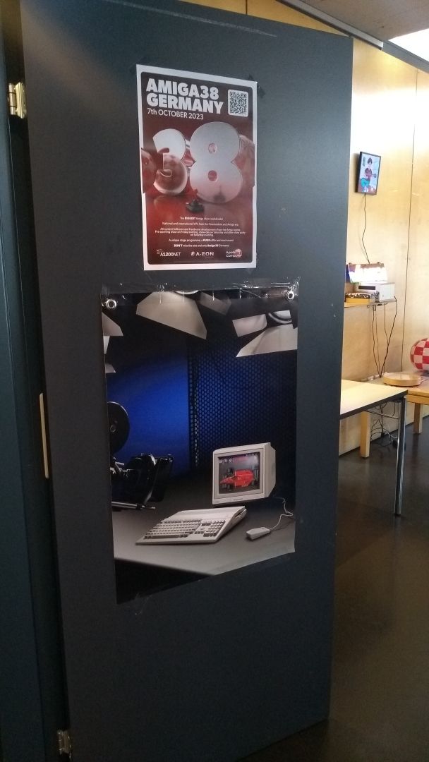 Poster an der Tür zum Raum des Treffens