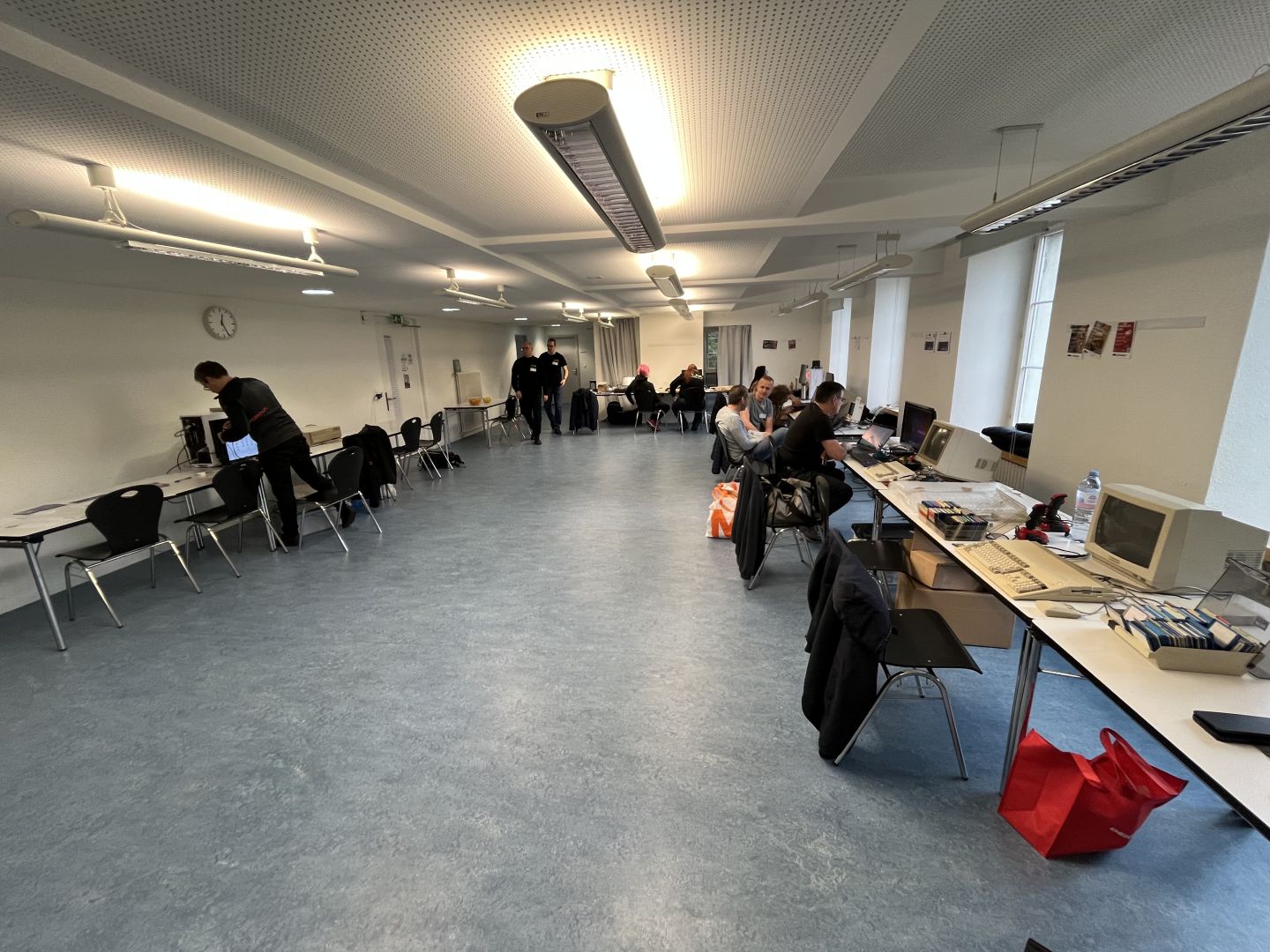 Einblick vom Samstag beim Aufbau in den Raum im GZ Hottingen, den wir im ersten Stock genutzt haben.