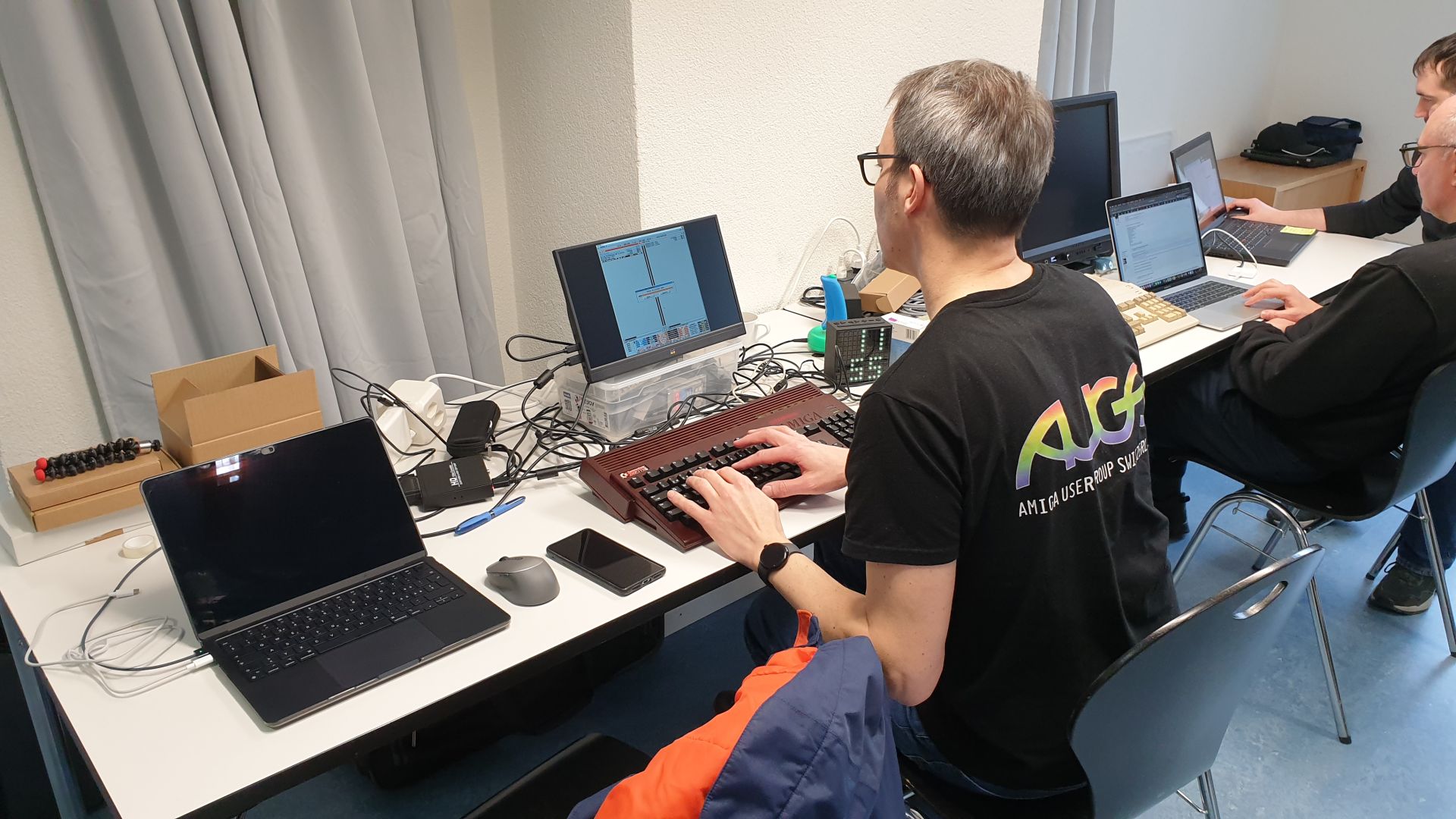 Floppyuser an seinem K.I.T.T. 1200 Amiga, während die beiden Marcels weiterhin mit der A590 un
