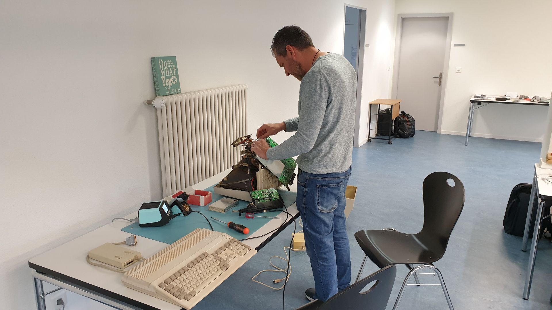 Benji bei der Reparatur seines Monitor.