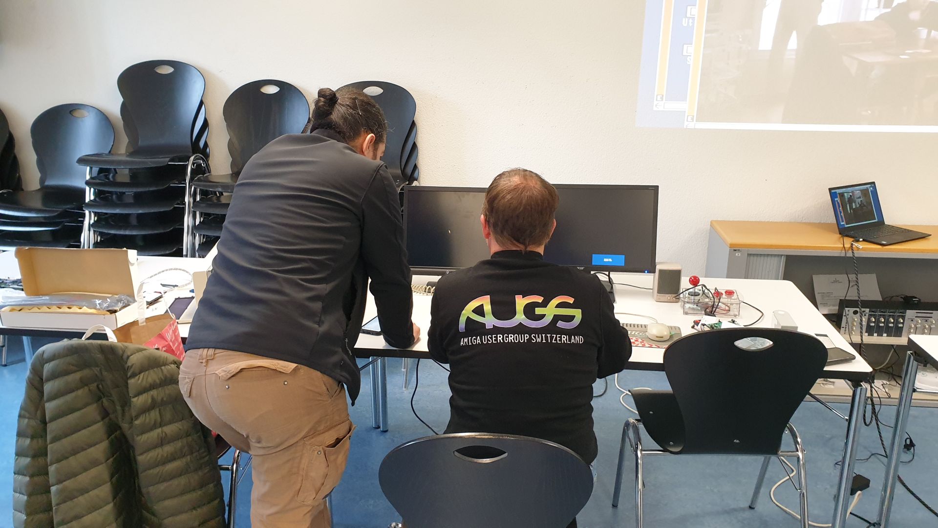 Fernando und Rolf (AmigaSwiss) arbeiten am A4000T, wobei sich am Ende herausstellt, dass die Picasso