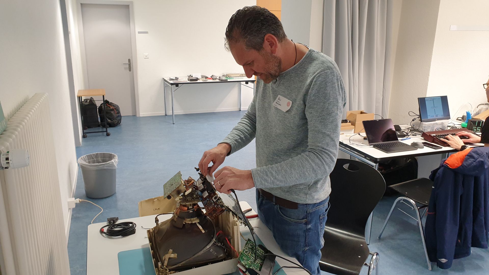 Benji bei der Reparatur seines Monitor.
