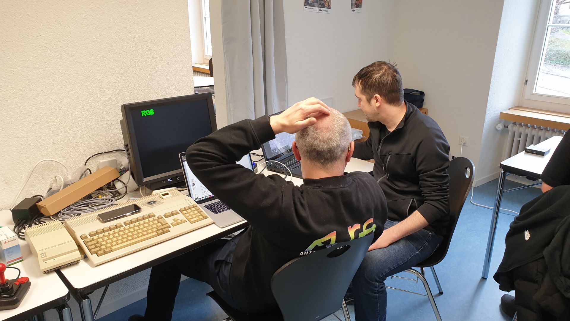 Die beiden Marcels weiterhin mit der A590 und BlueSCSI beschäftigt.