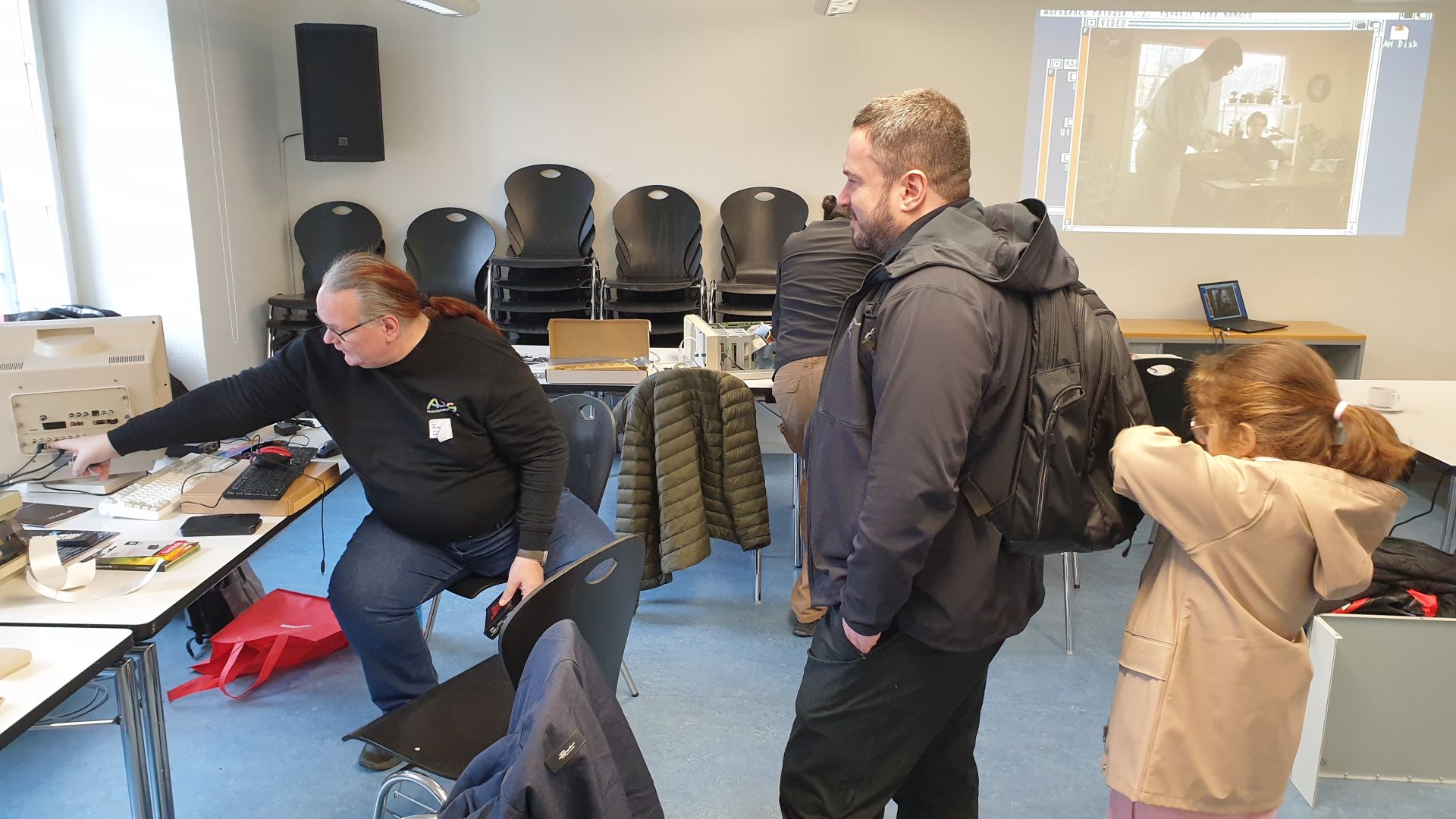Alisha erklärt einem Gast die Anschlüsse des Checkmate Retro Monitors, einschliesslich des GBS Upsca