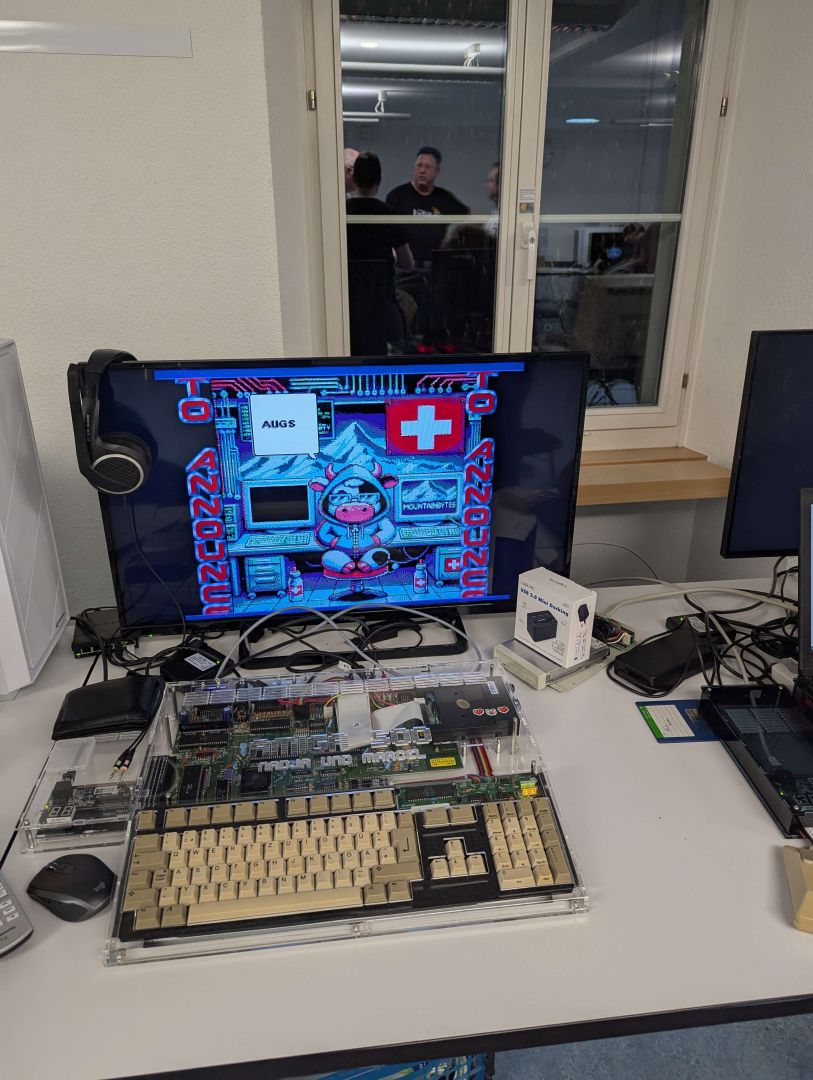Der legendäre Amiga im 500 im Plexiglas Gehäuse mit ACA 500plus Seitenwagen und Netzwerkkarte, mit e
