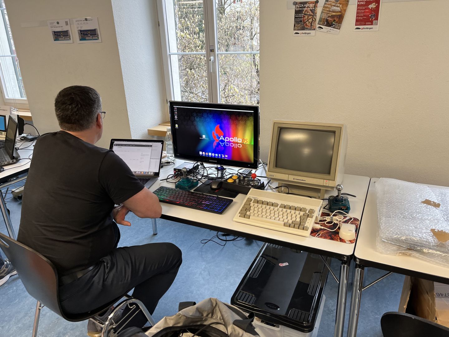 Giacomo ist konzentriert in sein Apple MacBook vertieft – auch wenn es noch nicht retro ist ;-). Neb