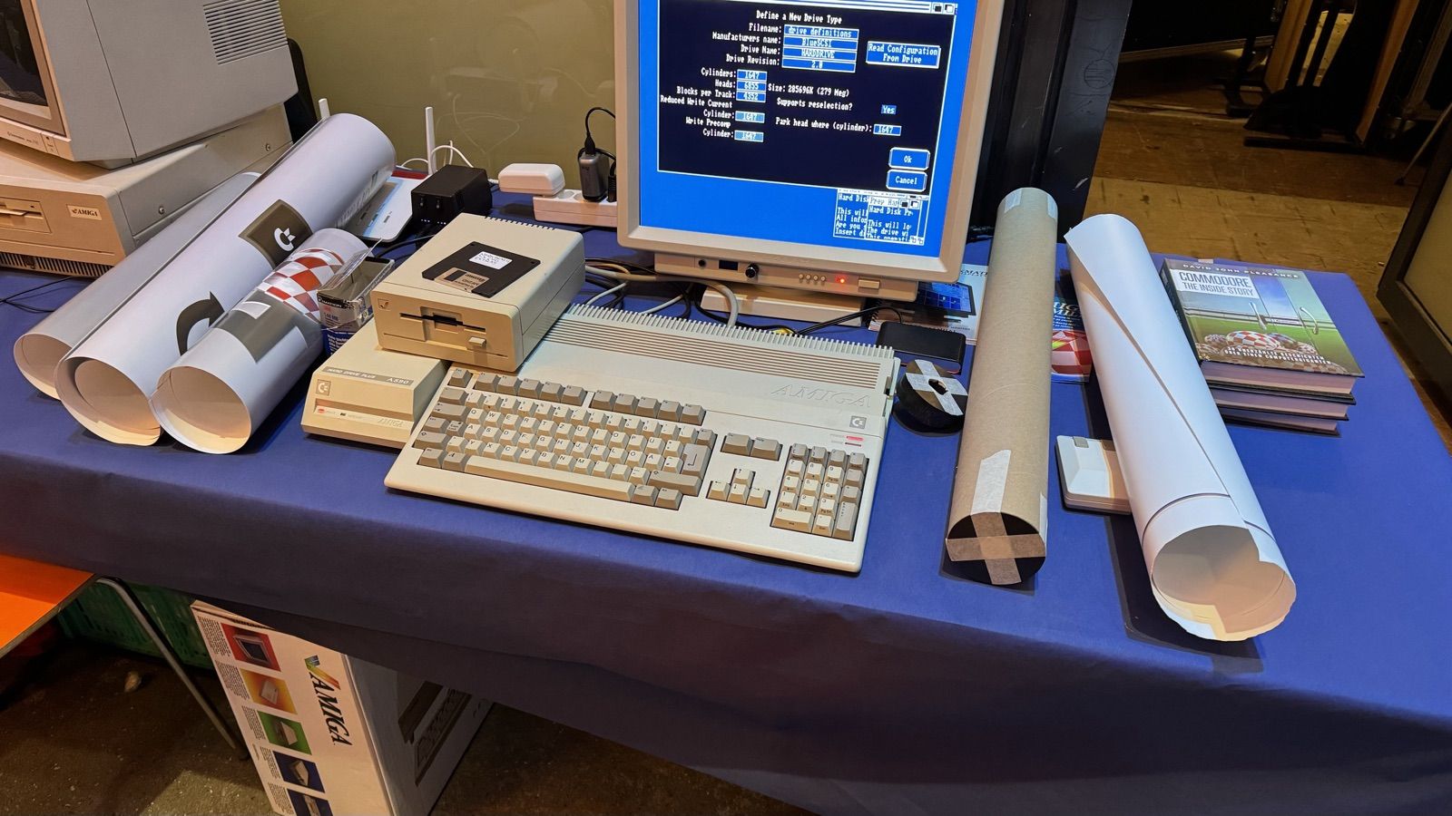Die AUGS beim Aufbauen am Vintage Computer Festival 2025 im Kraftwerk Selnau Zürich