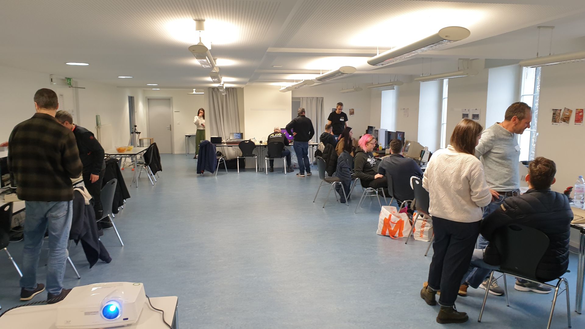 Einblick vom Samstag beim Aufbau in den Raum im GZ Hottingen, den wir im ersten Stock genutzt haben.