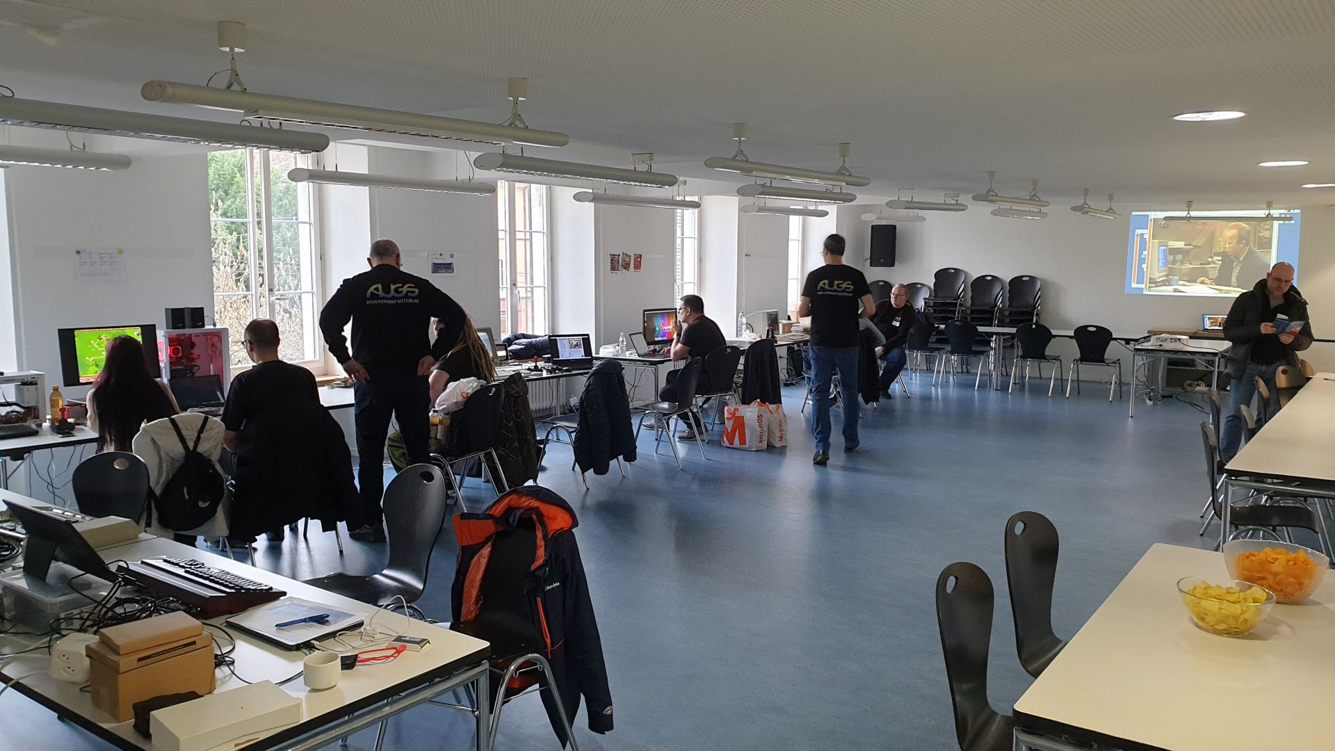 Einblick vom Samstag beim Aufbau in den Raum im GZ Hottingen, den wir im ersten Stock genutzt haben.