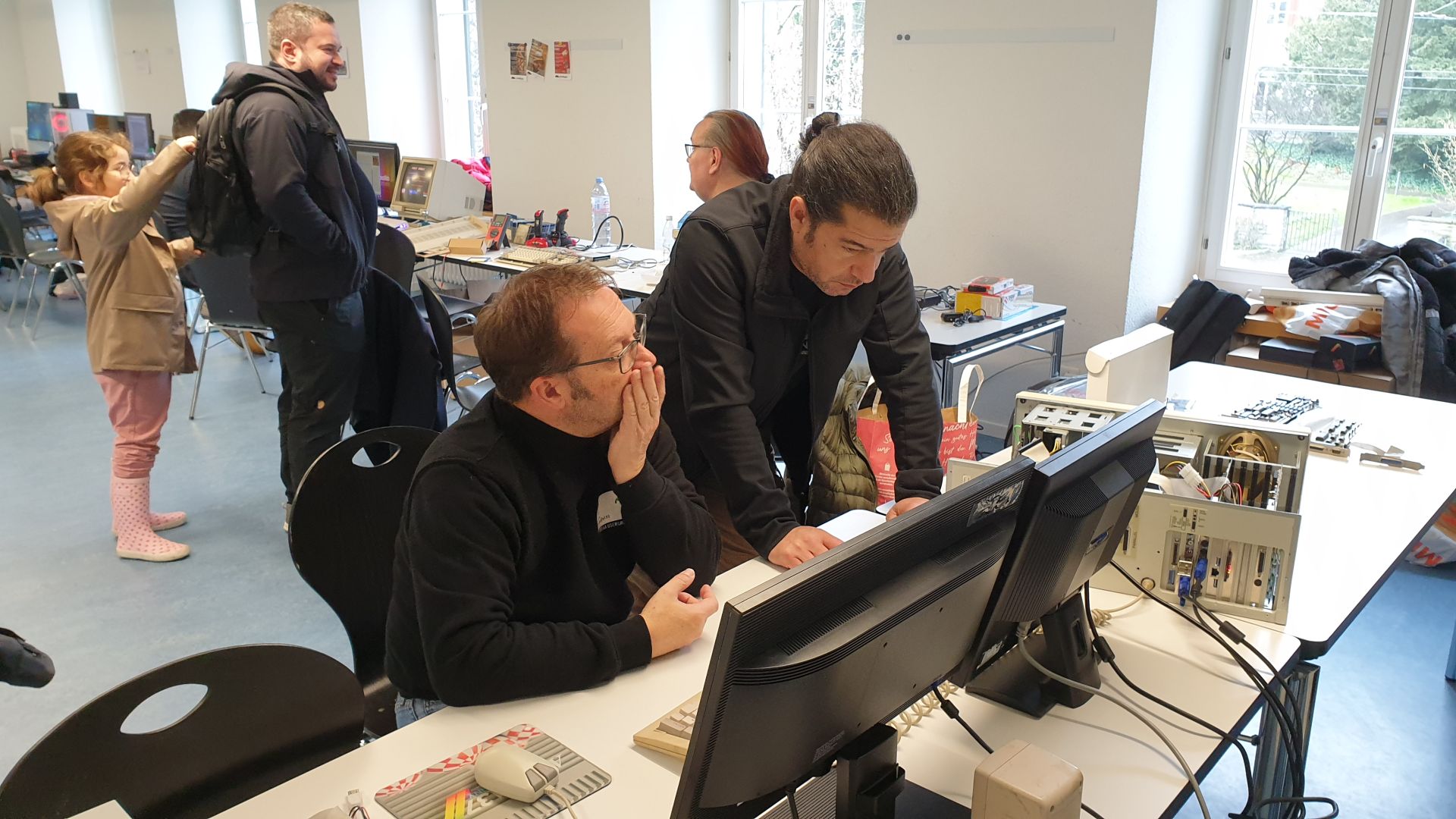 Fernando und Rolf (AmigaSwiss) arbeiten am A4000T, wobei sich am Ende herausstellt, dass die Picasso