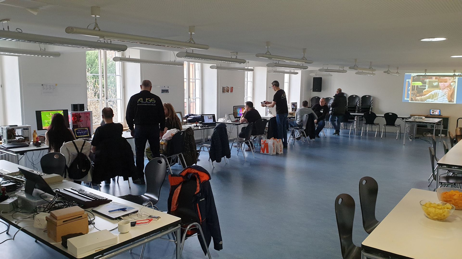 Einblick vom Samstag beim Aufbau in den Raum im GZ Hottingen, den wir im ersten Stock genutzt haben.