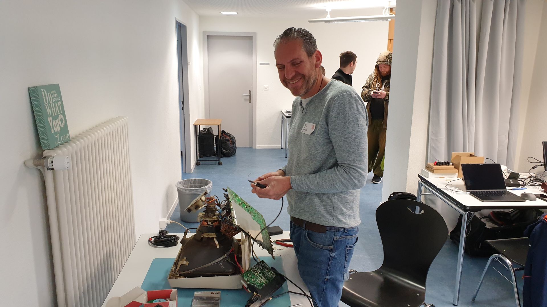 Benji bei der Reparatur seines Monitor.
