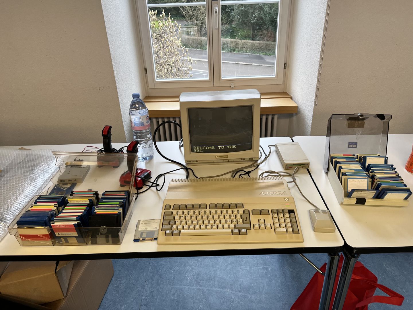 Benjis neueste Errungenschaft, ein Amiga 500 mit Monitor, musste zunächst repariert werden. Bei weit