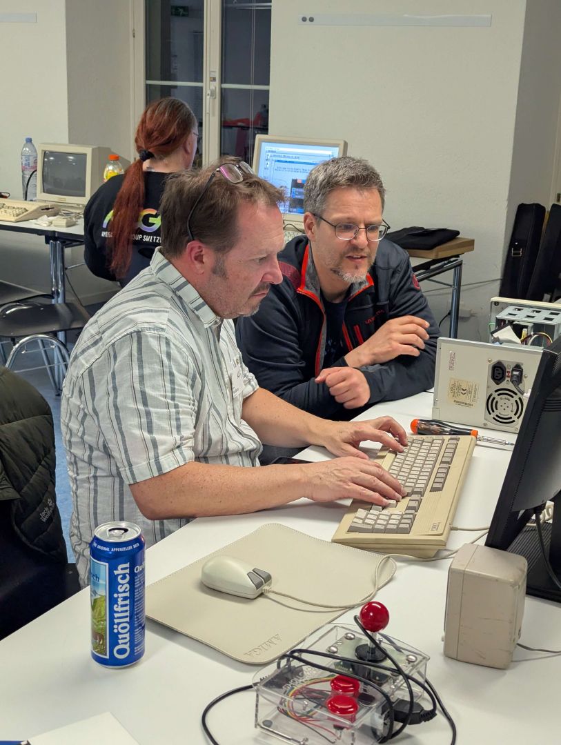 Daniel und Rolf (AmigaSwiss) sind tief in die Arbeit an einem Amiga 4000T vertieft, feilen am Festpl
